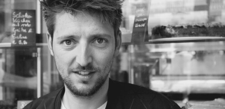 De bal ligt bij… Tom Klomberg!